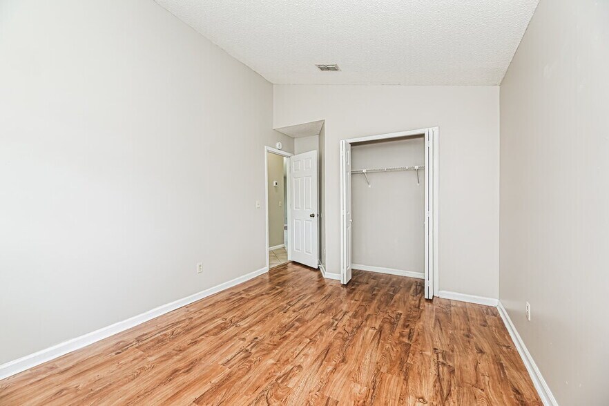 Building Photo - 2513 Townsquare Dr