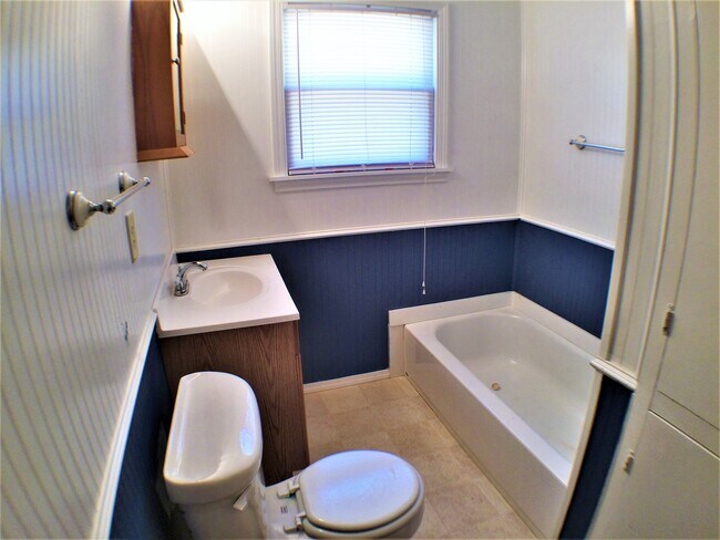 Building Photo - 4 Bed 2 Bath Home  w New Upgrades in Halto...