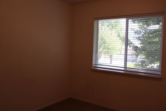 Building Photo - Duplex in Hidden Gardens