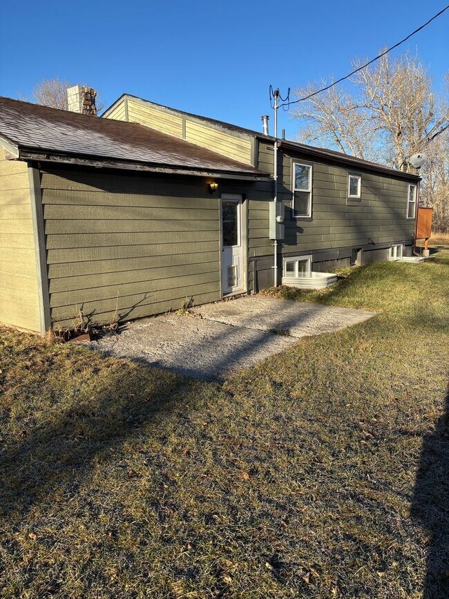 Building Photo - 4 Bedroom with East Gallatin in the backyard