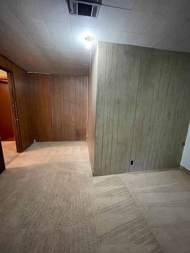 Building Photo - STUDENTS WELCOME! Centrally-Located Ranch Home w/ Fenced Yard and Two-Car Garage