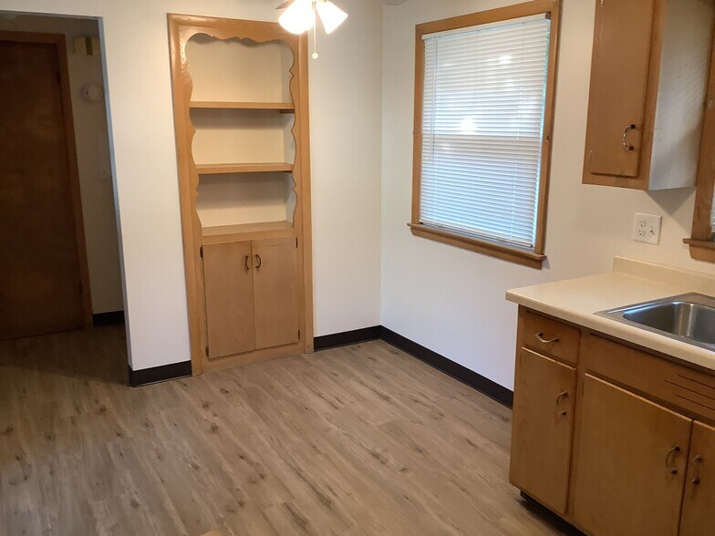 Kitchen/dining - 835 Neufeld St