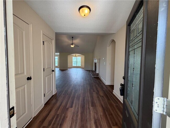 Building Photo - 2125 Savannah Dr