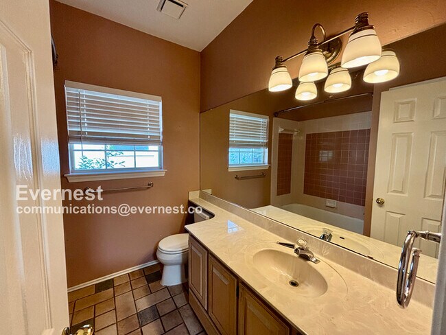 Building Photo - 2303 Mockingbird Dr