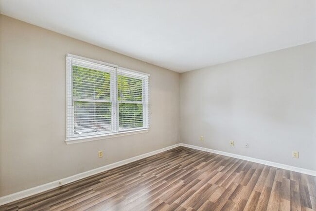 Building Photo - UNCG Area – Chancellors Court Townhomes. Walk to Campus and just minutes to Downtown!