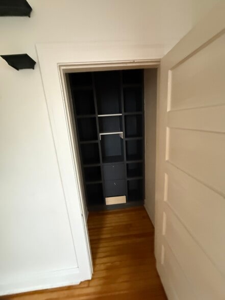 Building Photo - 8436 Burns Ave