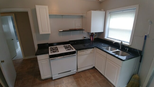 Building Photo - --APPLICATION PENDING CURRENTLY UNAVAILBLE-- 3 BR / 1 BA  Renovated home near VCU in Byrd Park Ar...