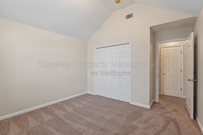 Building Photo - 296 Southbank Dr