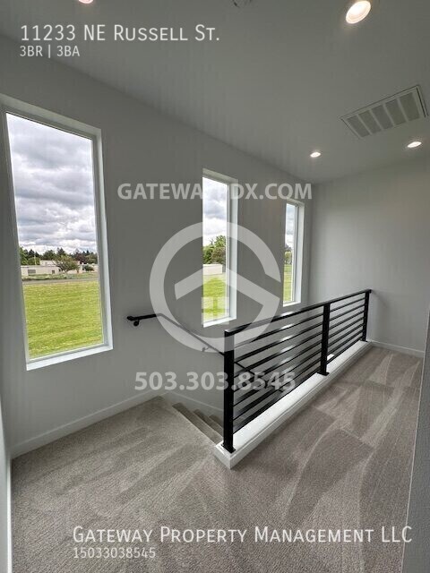 Building Photo - 11233 NE Russell St