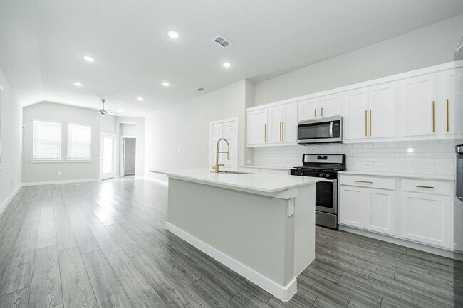 Building Photo - Stylish, Bright & Energy-Smart Living in R...