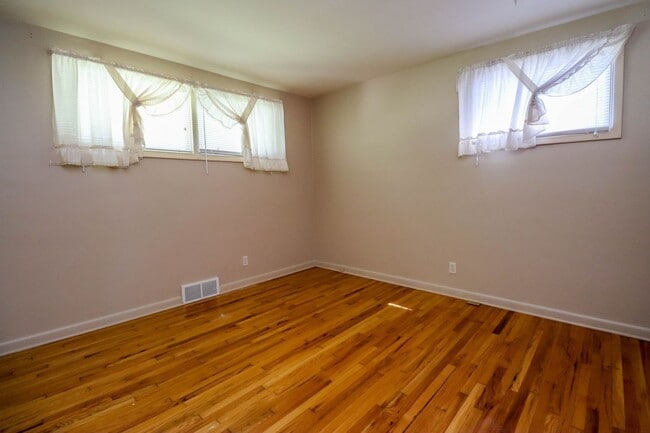 Building Photo - Immaculate Centrally located home!