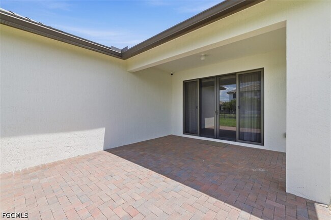 Building Photo - 5069 Penella Ave