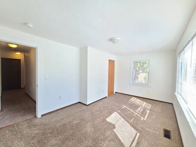 Building Photo - $2,200- 4 Bed / 2 Bath House on an Almost ...