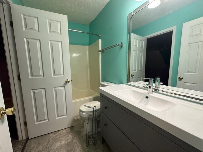Building Photo - 9800 Spring Pointe Ct