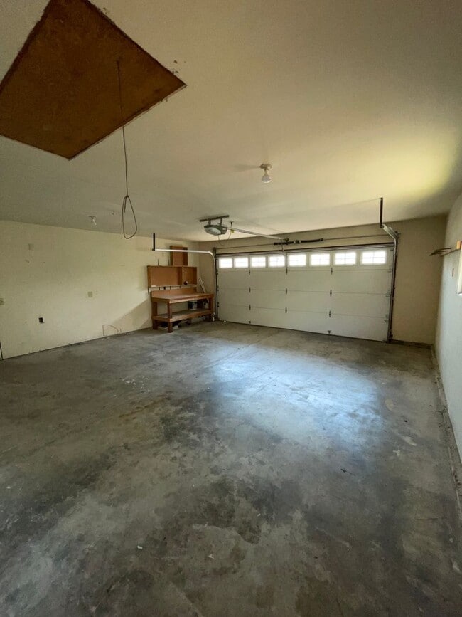 Building Photo - Cute Home with large yard in Hillsboro