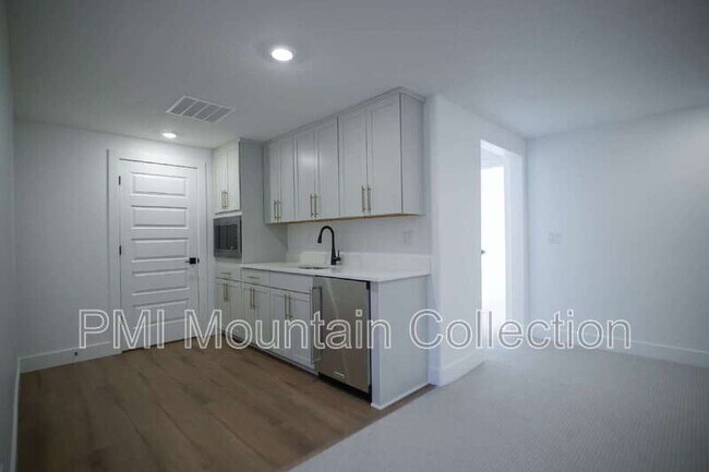 Building Photo - 459 Rimrock Ln