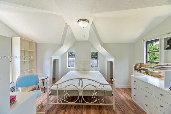 Building Photo - 1238 NE 112th St