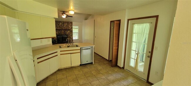 Building Photo - 7458 Carillon Ave