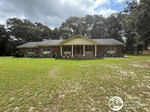 Building Photo - Charming Country Living with Modern Comforts