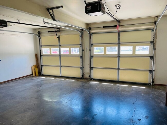 Building Photo - Beautiful, Spacious Single Family Home
