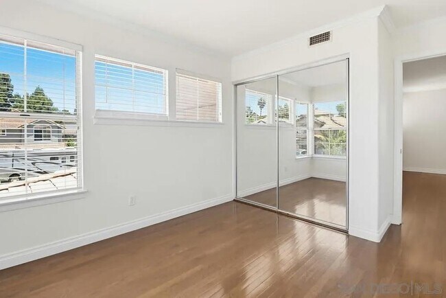 Building Photo - 1100 Corrales Ln