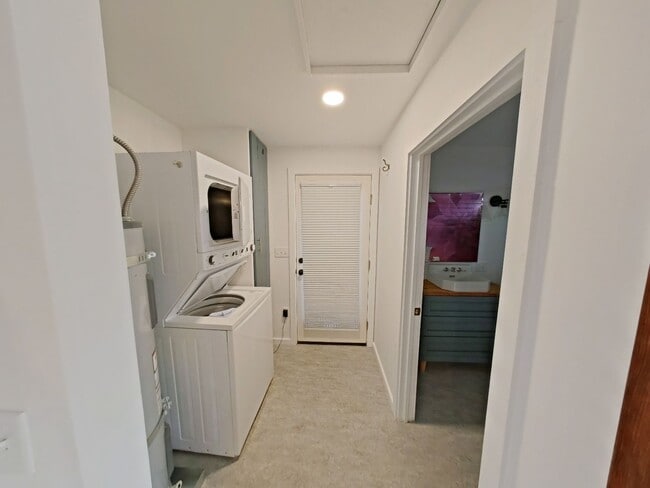 Building Photo - Lovely Remodeled 2 Bedroom Home in the hea...