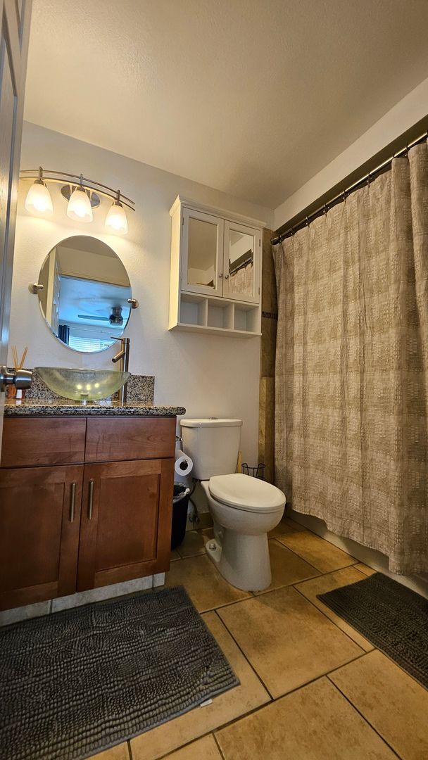 Building Photo - Turned key fully furnished 3 bedroom in Ki...