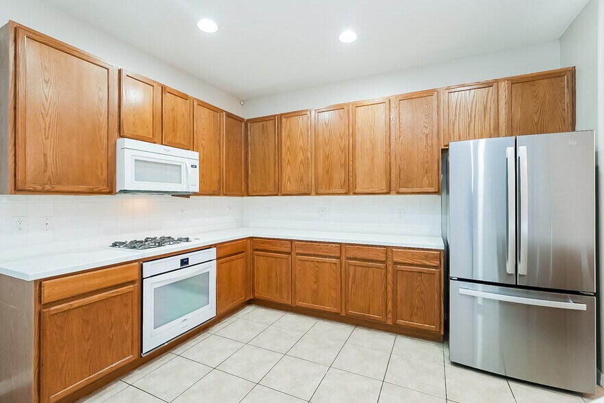 Building Photo - 20355 Chestnut Grove Dr