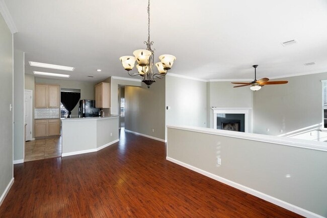 Building Photo - 1135 Disraeli Cir