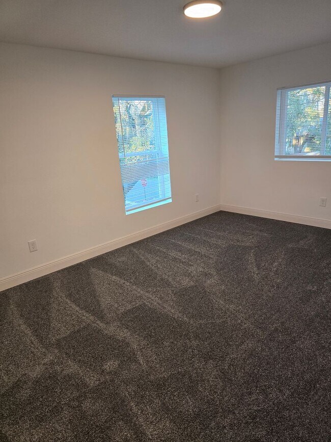 Building Photo - Brand-New 3/2 Townhouse in Lakeside!!!