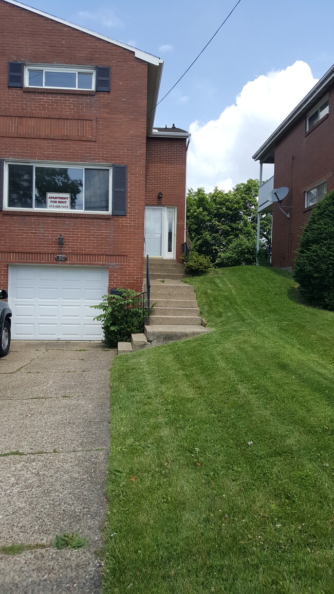 PRIVATE ENTRANCE LEVEL DRIVEWAY - 224 Bower Hill Rd