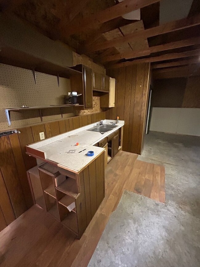 Building Photo - 302 6th Ave W