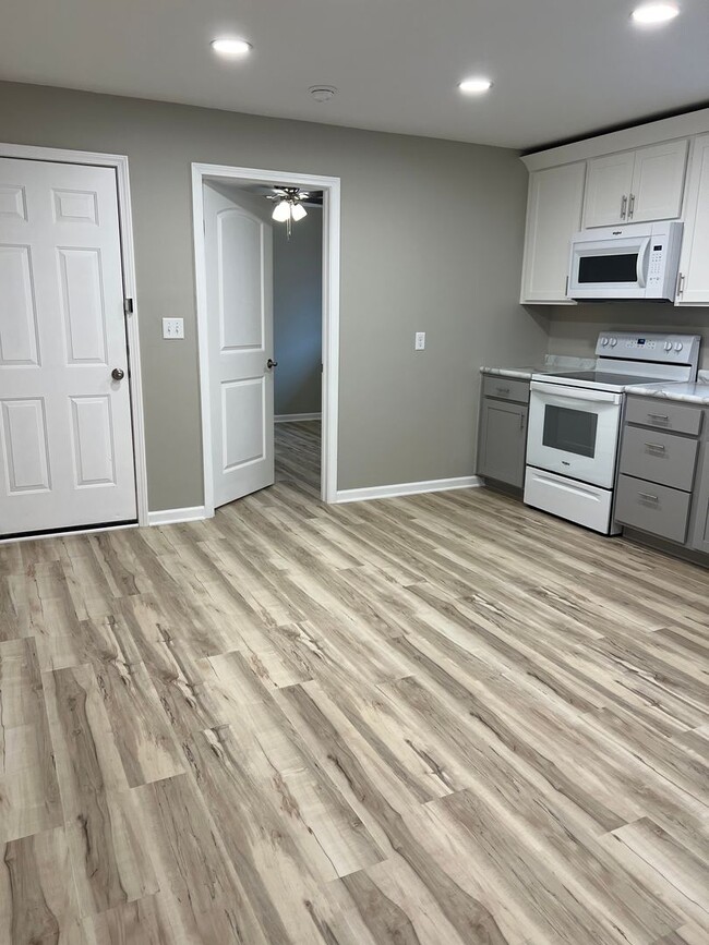 Building Photo - Newly remodeled 3 bedroom, 1 bathroom, 1 c...