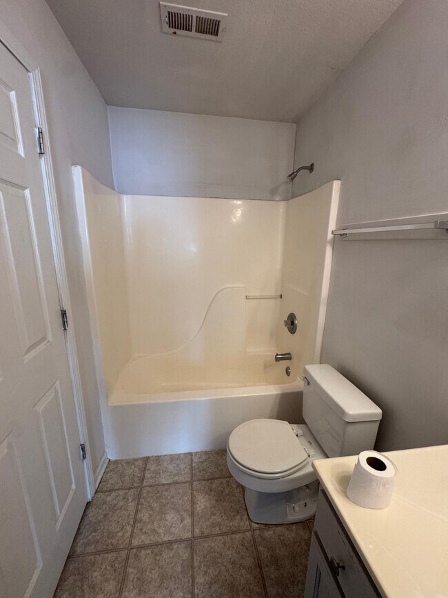 Building Photo - 3308 E St Charles Rd