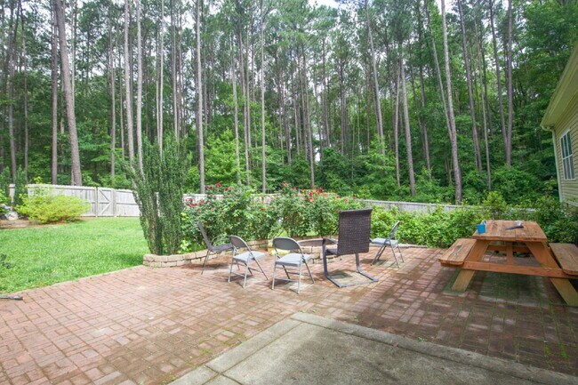 Building Photo - "Large 3-Bedroom plus BONUS Retreat with S...