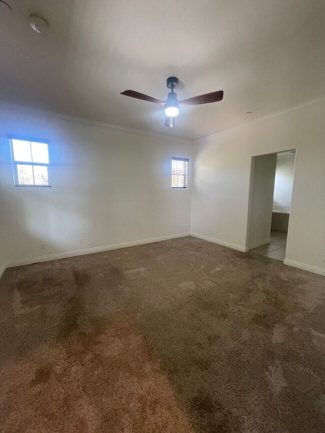 Building Photo - Welcome to your dream home in the heart of Tustin 92782!