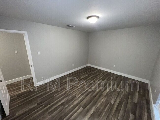 Building Photo - 464 Wilton Dr