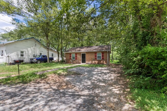 Building Photo - Charming Downtown Clarksville Home!