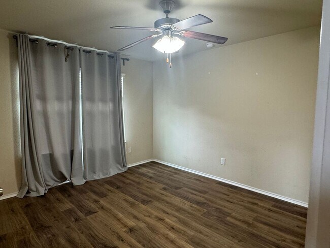 Building Photo - 4 bedroom located in Yowell Ranch!