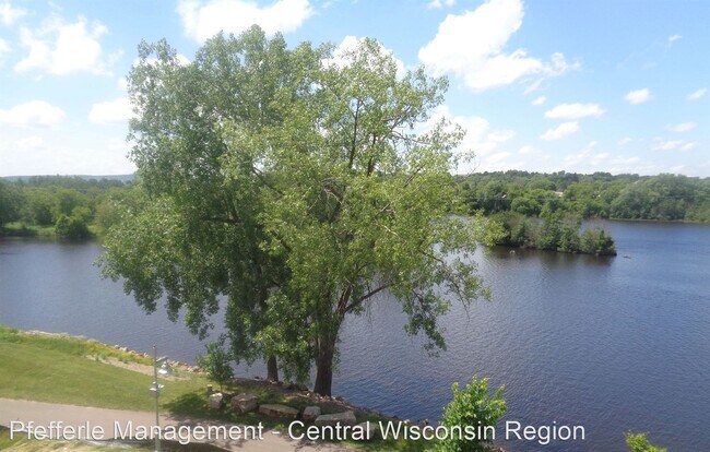 Building Photo - 1000 N River Dr