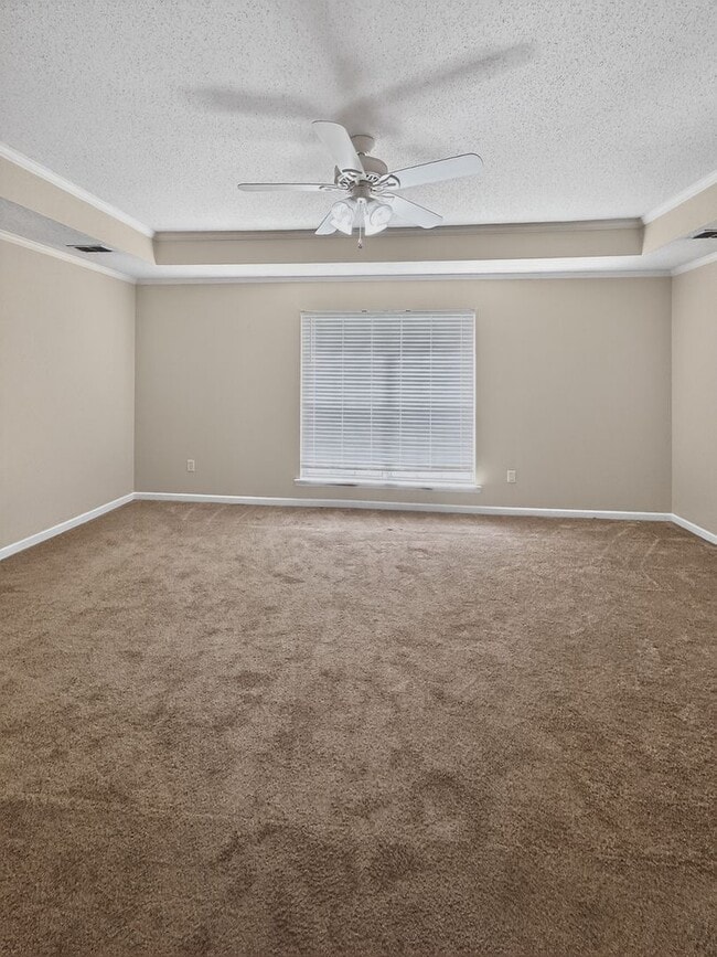 Building Photo - RATE DROP ALERT (was $2200/month) and MOVE-IN SPECIAL: 1st FULL MONTH'S RENT FREE*