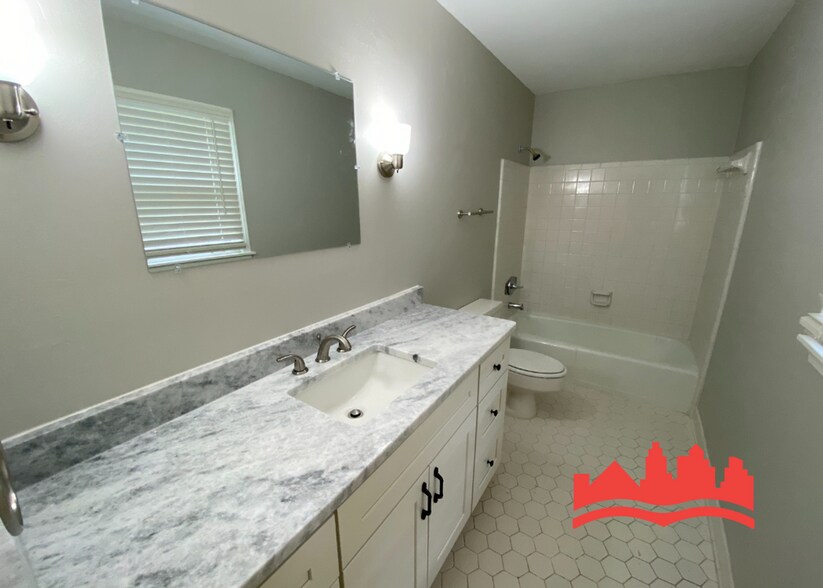 Building Photo - 8510 Farmington Cove