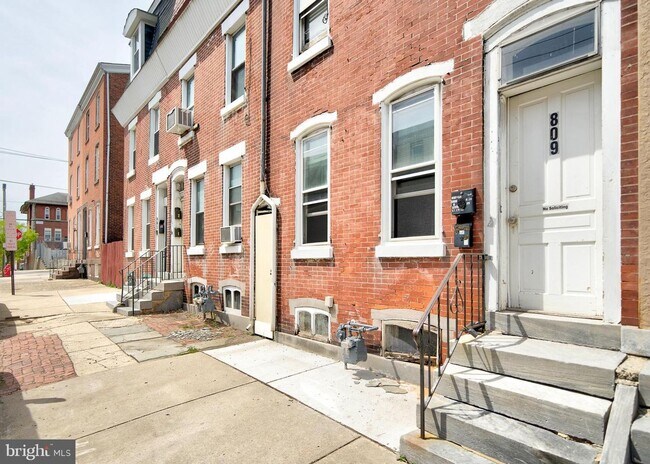 Building Photo - 809 Green St