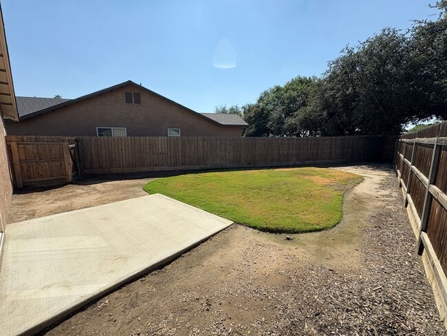 Building Photo - Tulare home move-in ready!