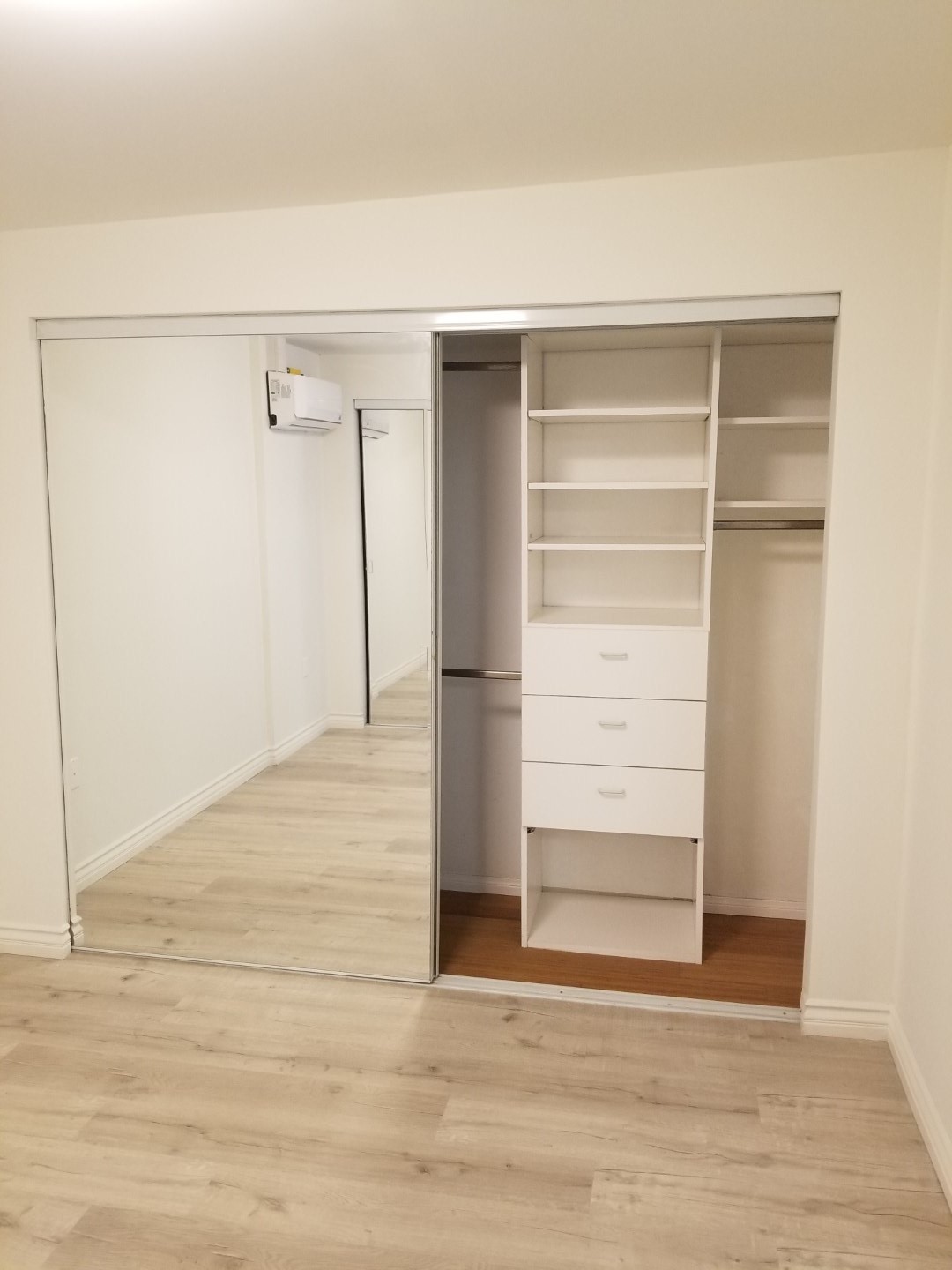 additional closet space - 8933 Rosewood Ave