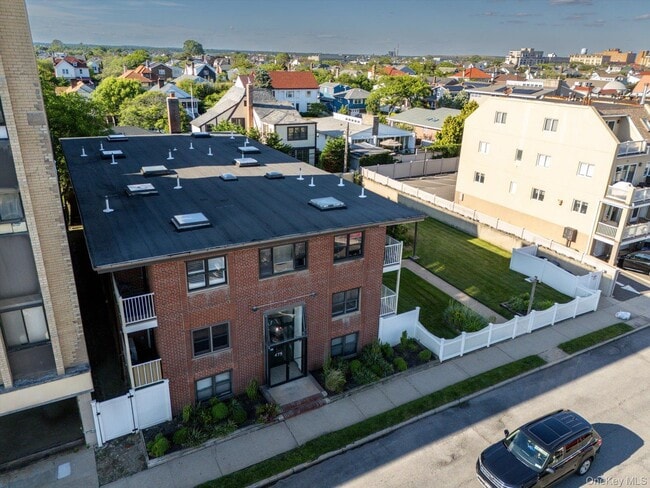 Building Photo - 475 W Broadway