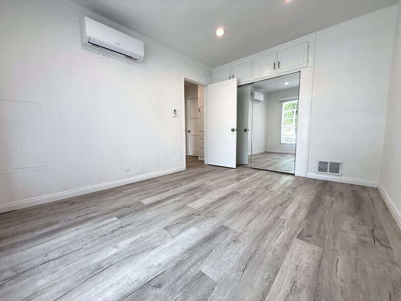 Building Photo - 5670 San Vicente Blvd