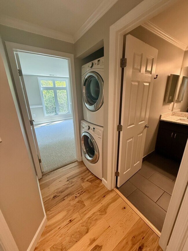 Building Photo - Sunny Luxury 2 Bedrooms 2 Baths Condo with...