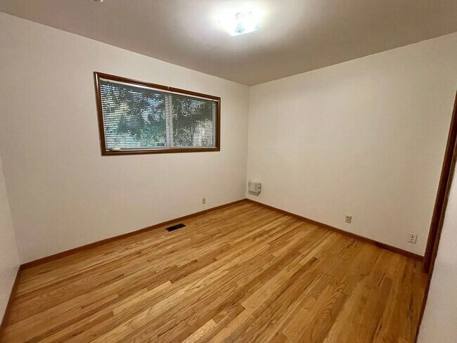 Building Photo - Charming 3 Bedroom 2 Bath Home with Large ...