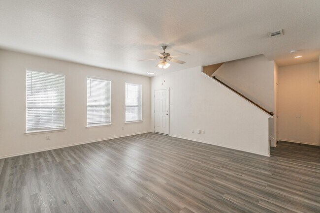 Building Photo - Newly Remolded in Lakewood-walking distance to the lake